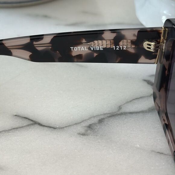 NWT Quay Total Vibe 53mm Square Sunglasses - Picture 8 of 9